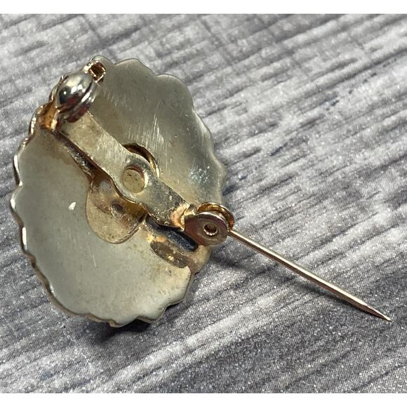 Vintage Faux Turquoise Stone Pin Brooch Gold Tone Scalloped White Enamel - Picture 9 of 9